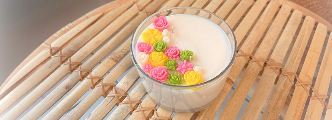 Bougie printanière fleurie aux couleurs lumineuses