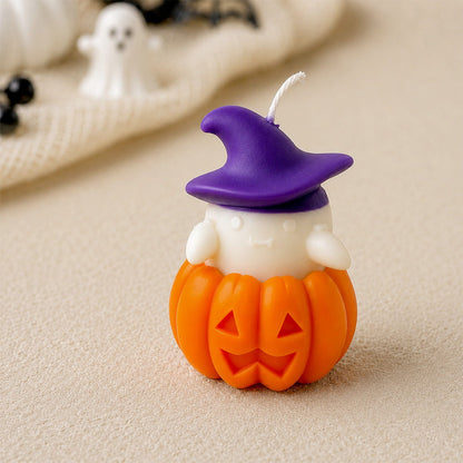 Bougie duo de fantômes coiffée d'un chapeau de sorcière violet sur une citrouille