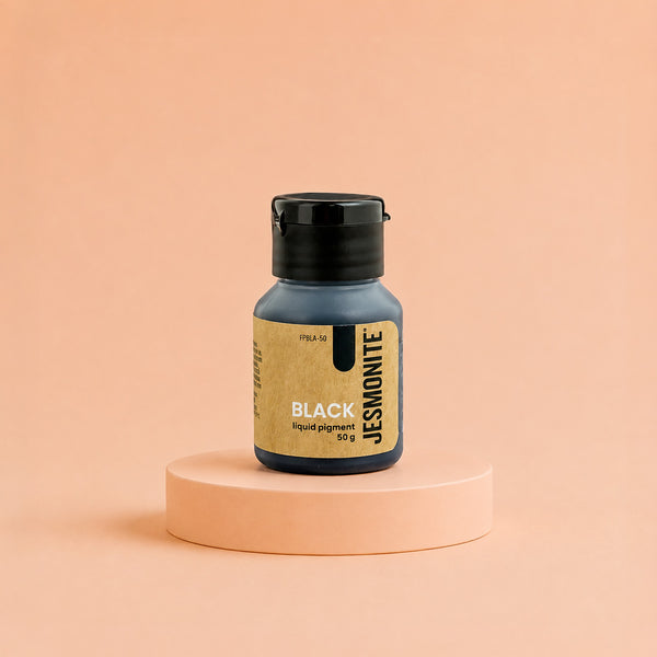 Pot de pigment noir de 50 g pour Jesmonite posé sur son socle