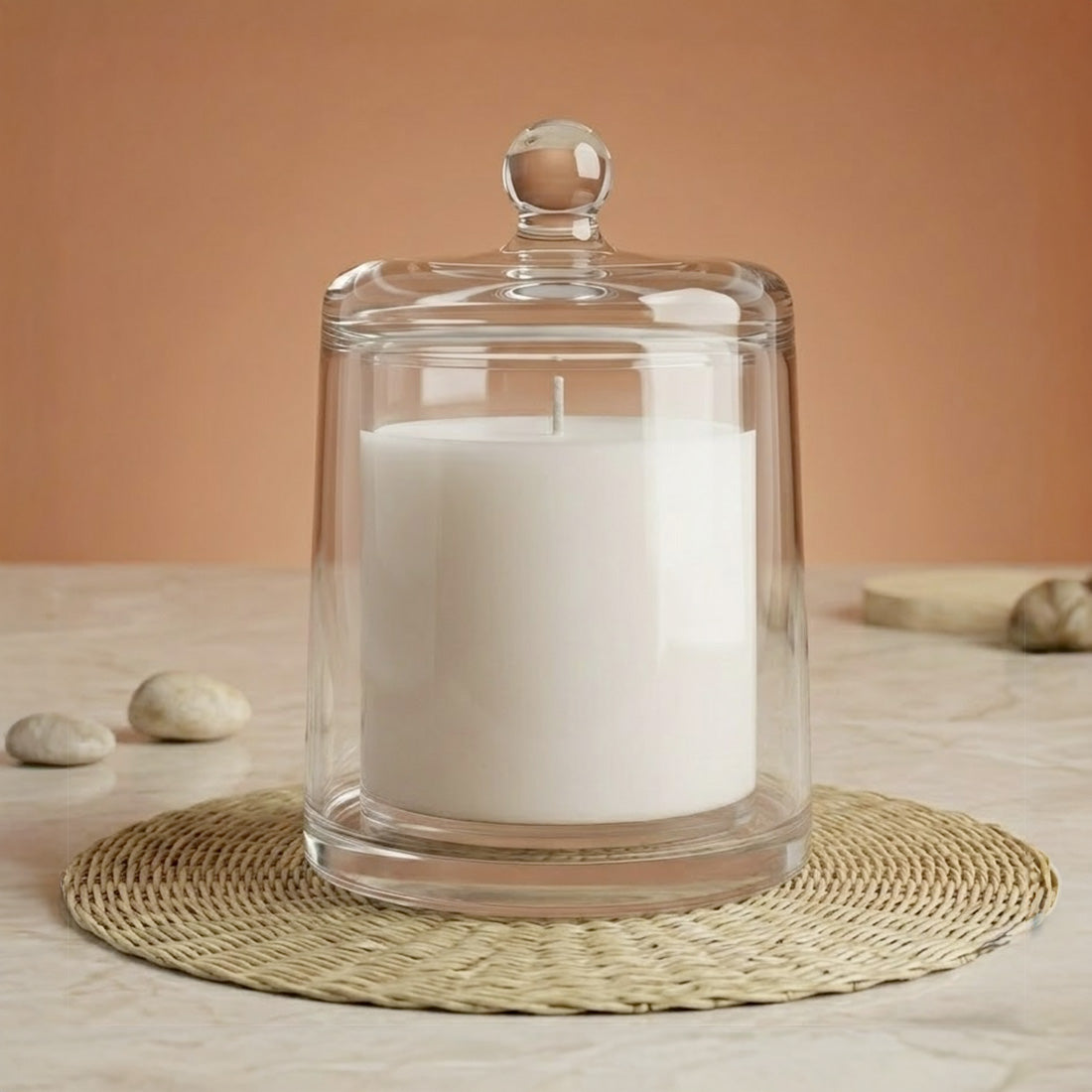 Bougie coulée dans le verre cloche transparent, recouverte de sa cloche en verre
