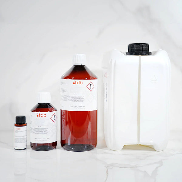 Quatre conditionnements de parfum : flacons 30 ml et 250 ml, bouteille 1 L et bidon 5 L