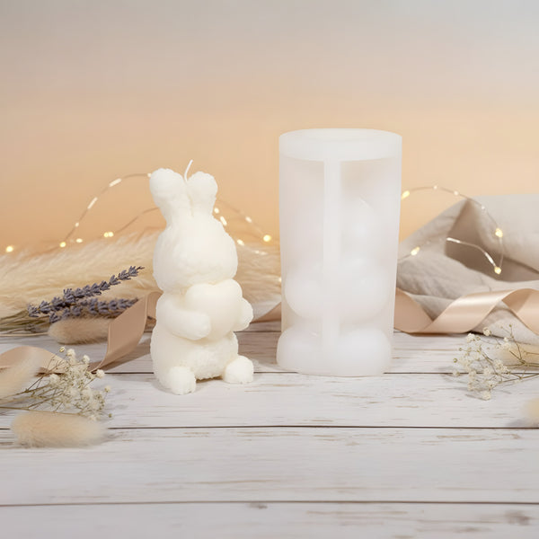 moule lapin qui tient un coeur vu de face