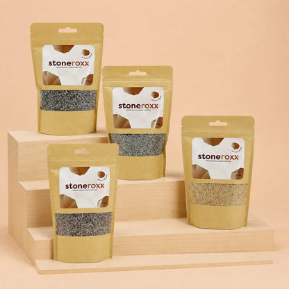 Sachets de granulats de granit naturel StoneRoxx sur un présentoir en bois